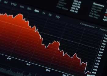 Risk Management in Volatile Markets: Expert Approaches to Safeguarding Investments