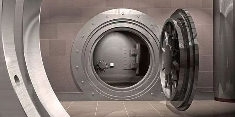 Tail-Risk Premium: How to Extract Swiss Vault–Level Alpha with “Doomsday Insurance”